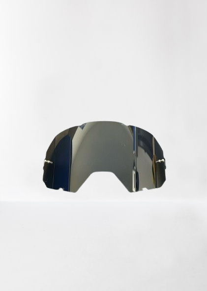 Dettaglio lente specchiata Omega Performante con finitura riflettente fumé per off-road motocross enduro motard
